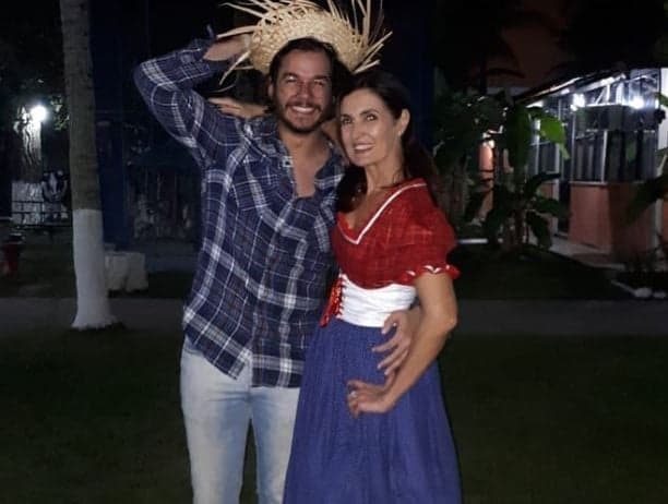 Fátima Bernardes reúne amigos e brinca em touro mecânico com o namorado durante arraiá