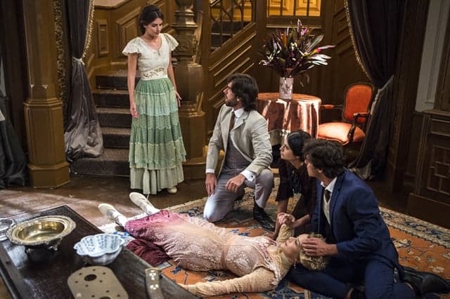 Cecília (Anaju Dorigon) e Josephine (Christine Fernandes) após acidente forjado em Orgulho e Paixão (Foto: Globo/Estevam Avellar)