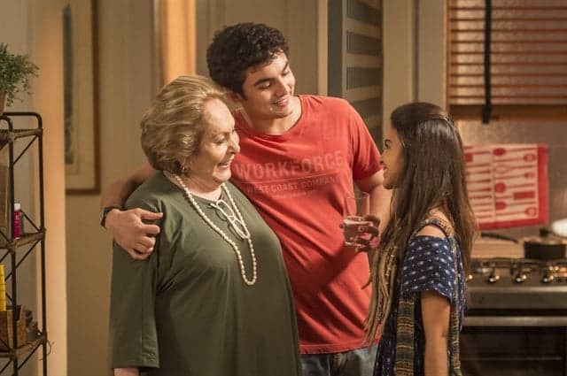 Janete (Aracy Balabanian), Kavaco (Gabriel Contente) e Amanda (Pally Siqueira) (Foto: Globo/João Cotta)