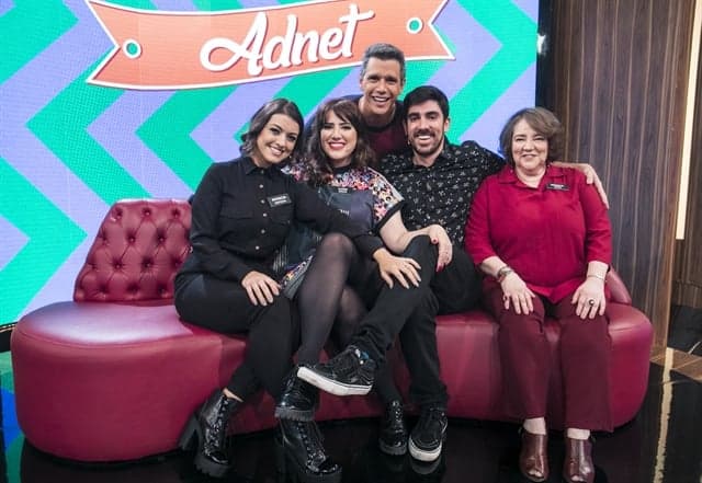 Márcio Garcia com Marcelo Adnet e sua família (Foto: Globo/João Miguel Júnior)