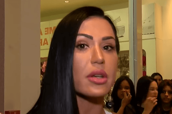 Cheiro ruim? Gracyanne Barbosa passa vergonha ao comer marmita em avião