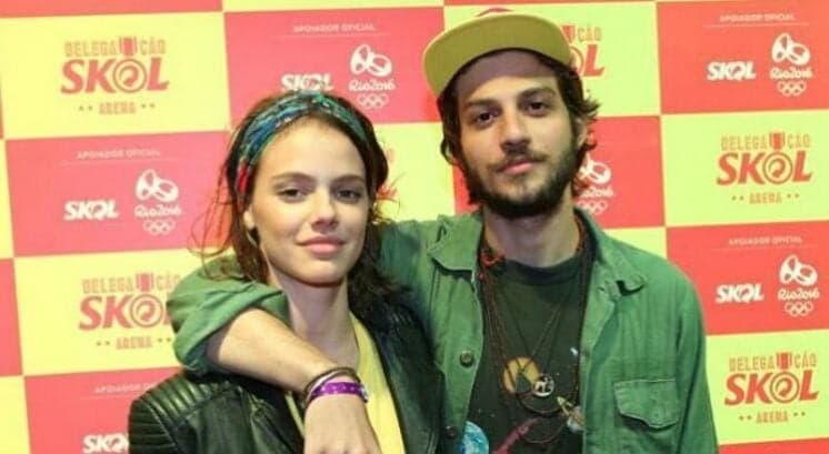 Laura Neiva e Chay Suede aparecem usando alianças de compromisso e aumentam boatos de casamento