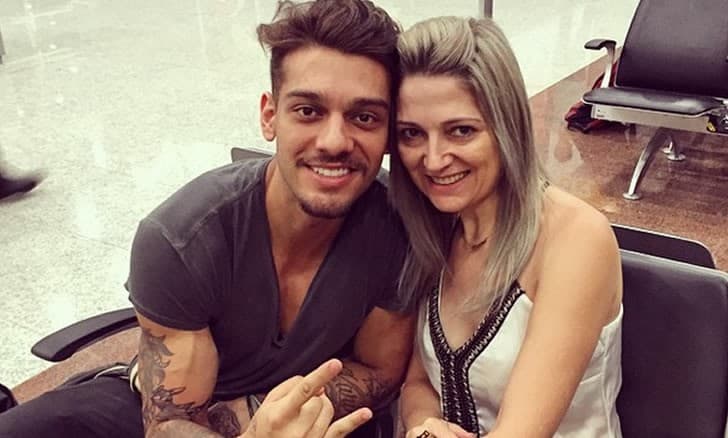 Mãe de Lucas Lucco surpreende, exibe abdome trincado e choca internautas