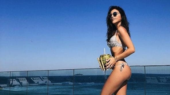 Mariana Rios choca ao mostrar costelas em foto e web detona: "exagerou na magreza"