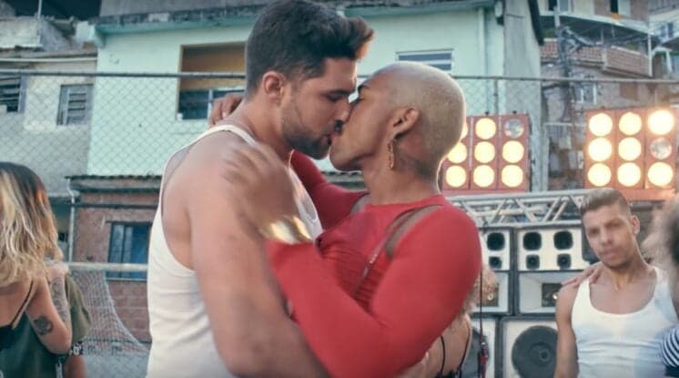Nego do Borel revela exigência que fez para dar beijo na boca de outro homem em clipe