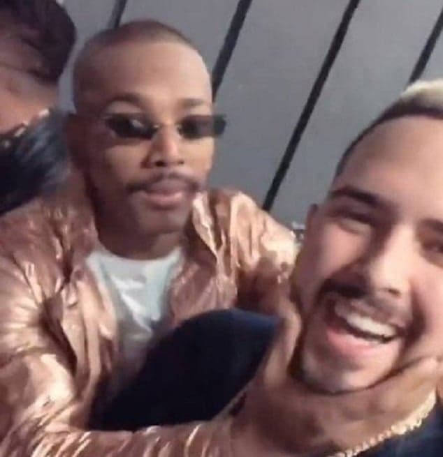 Nego do Borel e MC G15 debocham das críticas na Globo com mais beijo gay