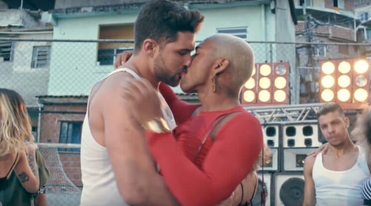 Após beijo gay de Nego do Borel, namorada do cantor surge com foto ousada na internet