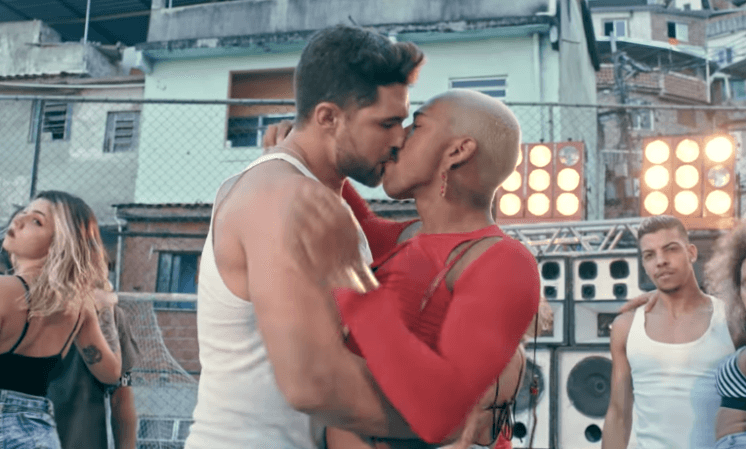 Nego do Borel surpreende ao beijar outro homem na boca no clipe 'Me Solta'
