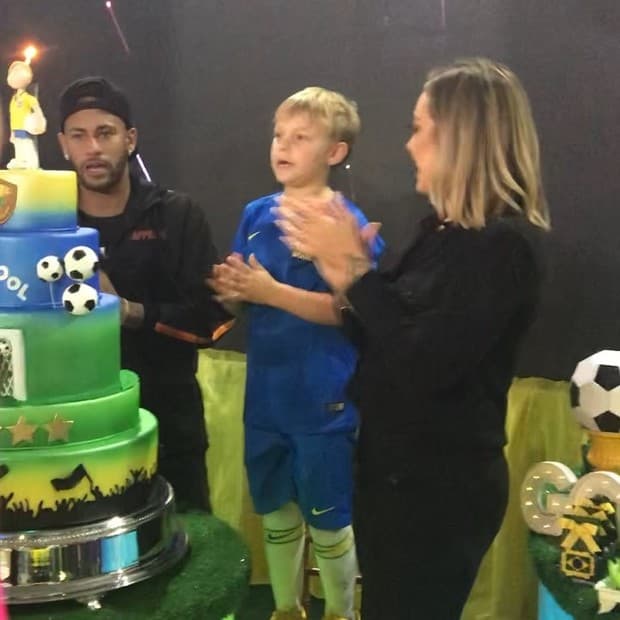 Carol Dantas, mãe do filho de Neymar, ousa e muda o visual