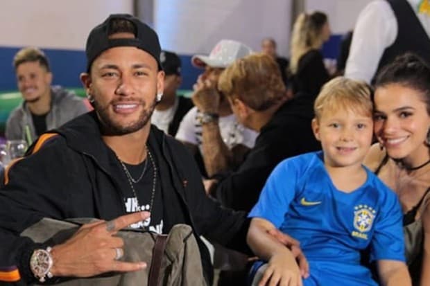 Neymar volta a aparecer com o filho e Bruna Marquezine e os três roubam a cena em cerimônia de casamento