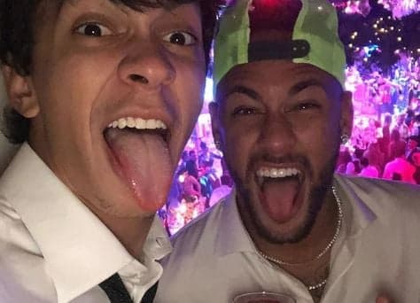 Após polêmicas, Neymar aparece em foto com Cocielo e é criticado
