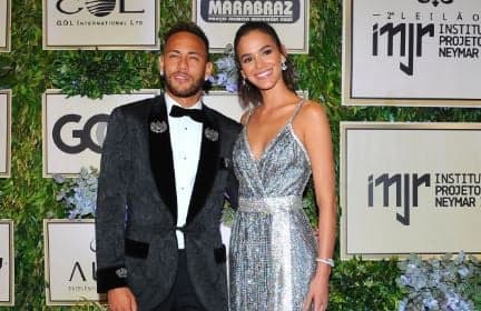 Look milionário de Bruna Marquezine usado no leilão do instituto Neymar Jr., já foi usado por diva internacional