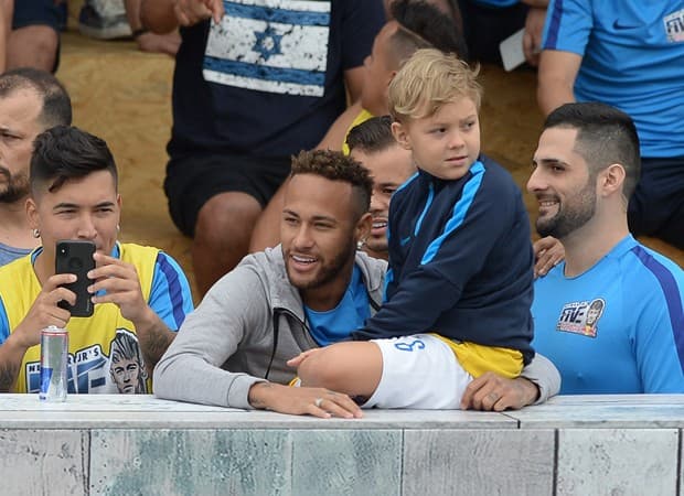 Após críticas sobre atuação na Copa, Neymar mostra que sua imagem não foi abalada e surge em campanha