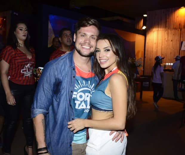 Participantes do BBB18, Breno e Paula curtem show agarradinhos e trocam beijos