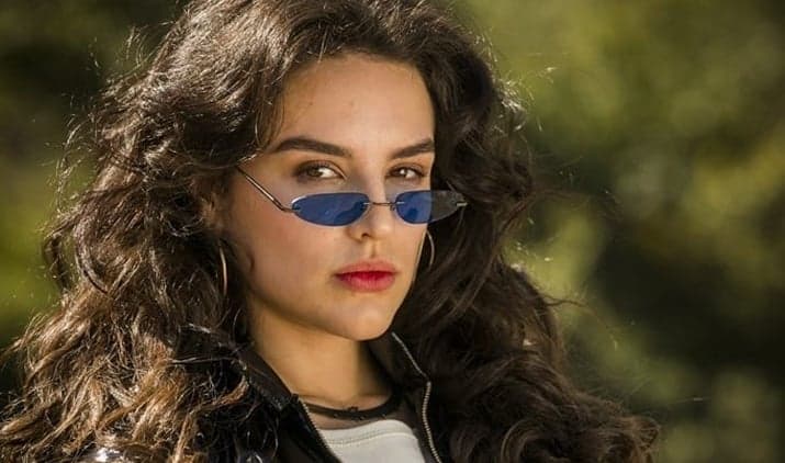 A atriz Kéfera caracterizada como sua personagem para Espelho da Vida. (Foto: Reprodução)