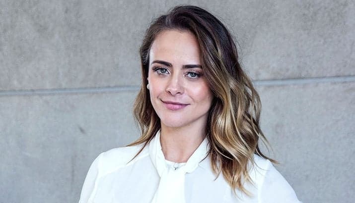 Famosa atriz de Floribella, Juliana Silveira surpreende ao posar nua na França e é detona por fãs: "Totalmente desnecessário"