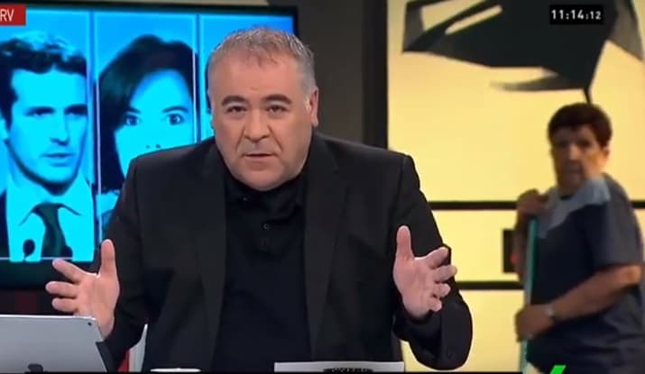 Faxineira invade programa sem perceber que está no ar e diverte apresentadores com sua reação; veja