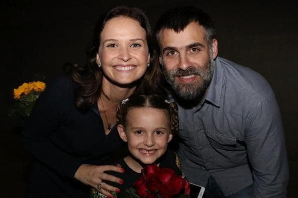 A cara da mãe, Fernanda Rodrigues assiste a estreia da filha como atriz e se derrete