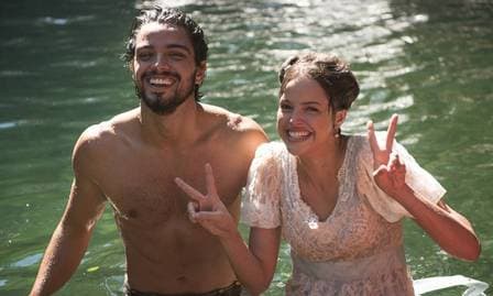 Após negarem relacionamento, Agatha Moreira e Rodrigo Simas veem "lua de sangue" juntos