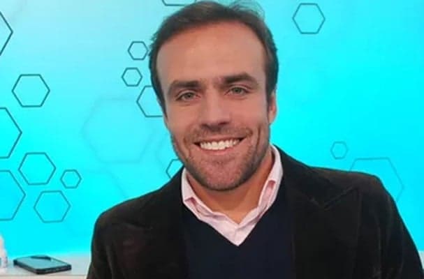 Apresentadora entrega foto e revela namorada 'secreta' de Roger Flores
