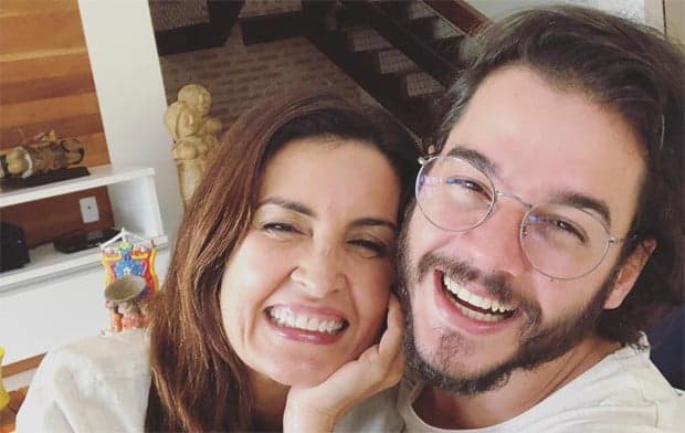 De maiô, Fátima Bernardes posta foto abraçando Túlio Gadêlha e comemora: "segundo ano juntos"