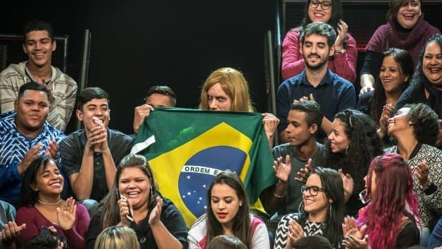 Torcedor russo do Brasil na Copa do Mundo "aparece" na plateia do Altas Horas; saiba mais