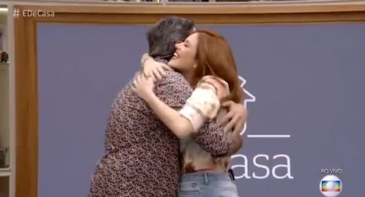 Após brincadeira no Instagram, Ana Clara surpreende Zeca Camargo no É de Casa e repercute