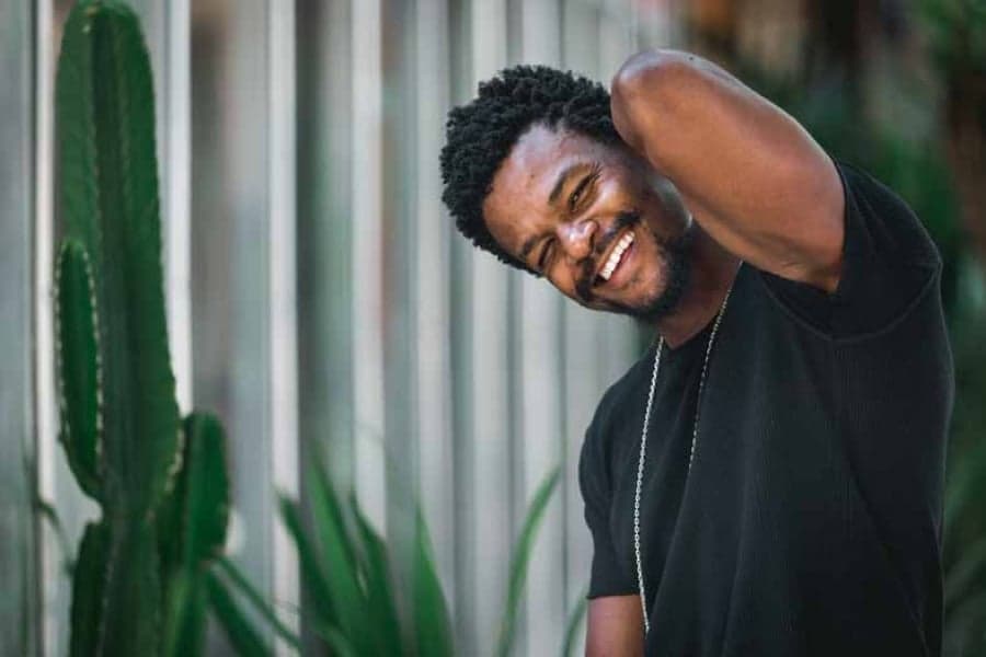 Após sucesso em O Tempo Não Para, David Junior ganha novo papel na Globo
