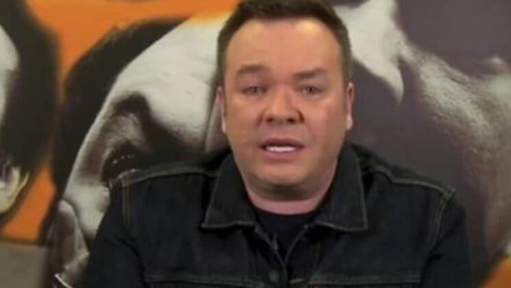 Lutando contra câncer, Felipeh Campos aparece no A Tarde é Sua com o cabelo raspado e surpreende