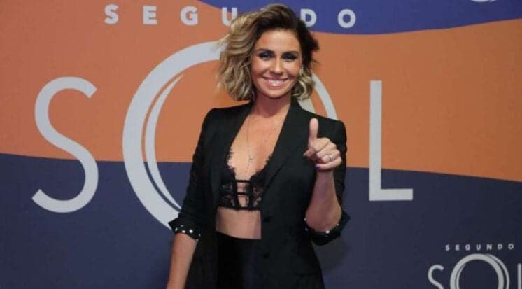 Giovanna Antonelli posa de biquíni e leva internautas à loucura