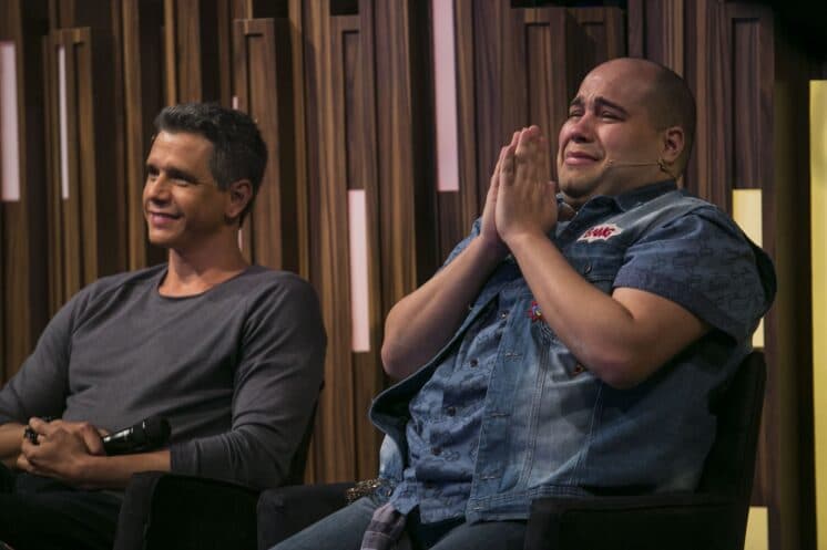 Tiago Abravanel ganha homenagem do Rouge e vai às lágrimas na Globo