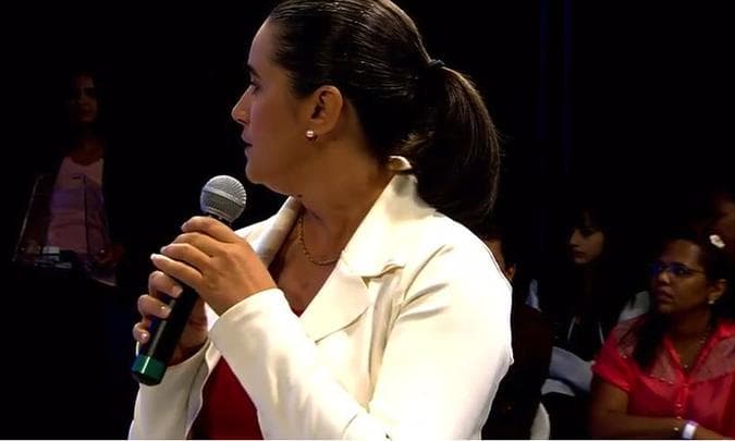 Mediador tem ataque no meio do Debate, deixa todos em choque e vídeo viraliza; assista