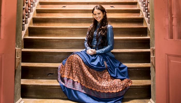 Personagem de Juliana Paiva em O Tempo Não Para passa por mudança no visual e atriz entrega: "Marocas com lingerie''
