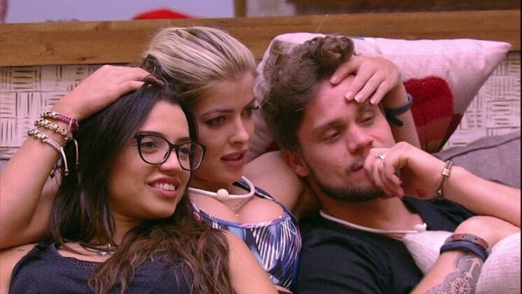 Após comemorar três meses de namoro com Paula, ex-BBB Breno é visto com Jaqueline Grohaslki