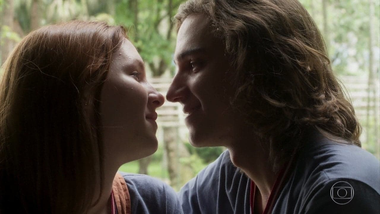 Flora (Jeniffer Oliveira) e Tito (Tom Karabachian) em cena de Malhação: Vidas Brasileiras (Foto: Reprodução/Globo)