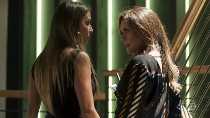 Karola (Deborah Secco) e Laureta (Adriana Esteves) em cena de Segundo Sol (Foto: Reprodução/Globo)