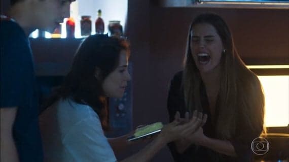 Segundo Sol: Karola leva banho de xixi e Luzia divulga vídeo íntimo para multidão