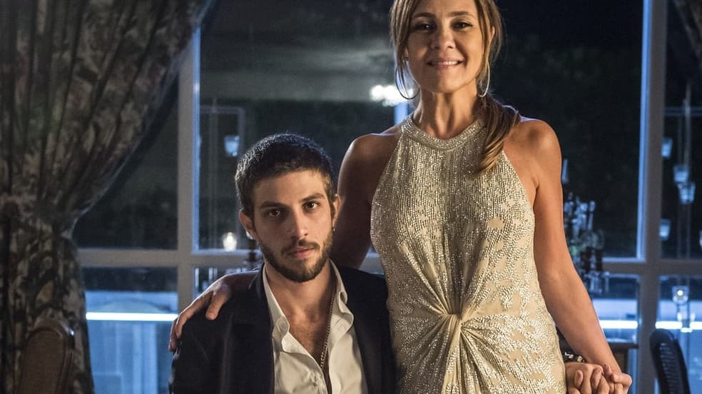 Chay Suede como Ícaro e Laureta (Adriana Esteves) personagens de Segundo Sol da Globo