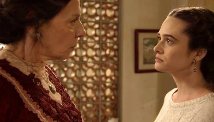 O Tempo Não Para: Mãe de Marocas questiona verdadeiro motivo do noivado da filha.
