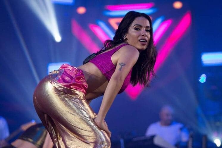 Anitta posa de biquíni, dá o que falar e detalhe chama atenção