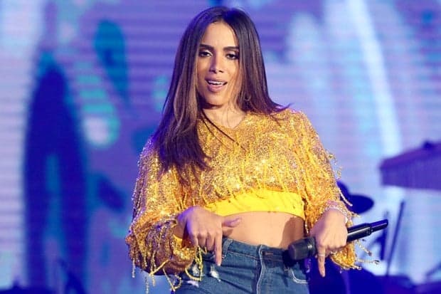 Após sumir de rede social, Anitta é questionada sobre plástica por fã e resposta choca internautas
