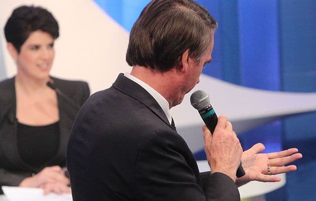 Em debate na RedeTV! detalhe na mão de Bolsonaro choca espectadores