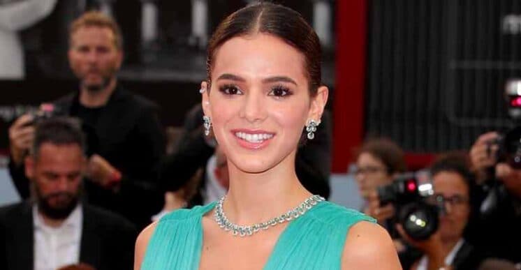 Em Veneza, Bruna Marquezine aparece sensualizando com pijama de quase R$ 2 mil