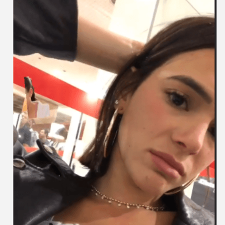 Em aeroporto, Bruna Marquezine "sofre" após visitar o namorado Neymar