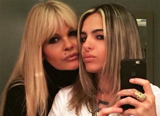 Monique Evans protagoniza momento de amor com Cacá Werneck e se declara