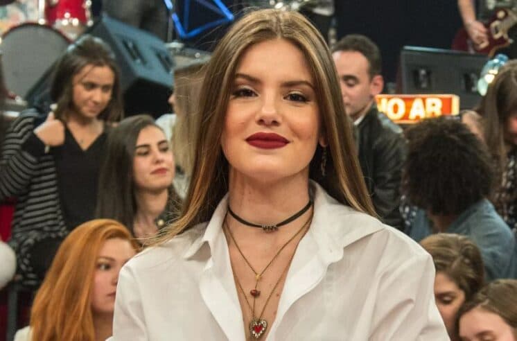 Merchan de Camila Queiroz em rede social causa alvoroço na web: "Teste de gravidez?"