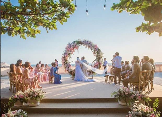 Camila Queiroz emociona web com linda homenagem para as madrinhas de seu casamento
