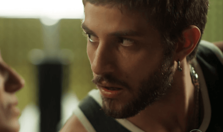 Chay Suede se recusa a esbarrar com a ex Laura Neiva em evento e toma atitude