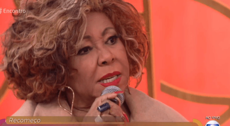 Alcione diz que prefere Fátima Bernardes no Encontro, fala das substitutas e apresentadora desconversa: "Esse povo que te substitui..."