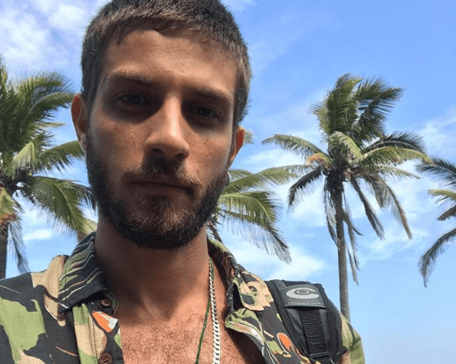 Chay Suede aparece suado e sem camisa com vários rapazes e recebe comentário inesperado